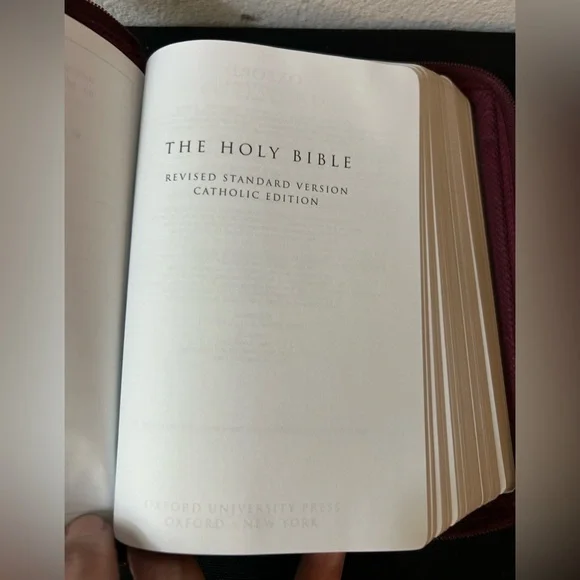 The Holy Bible Revised Standard Version Catholic Edition. Zipper Case Bible. - Picture 8 of 13